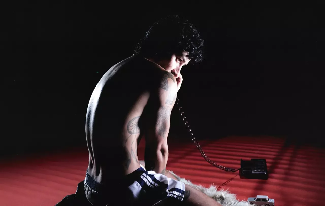 CHAMELEO percorre as “Curvas” do caos urbano e dos amores instáveis em novo single
